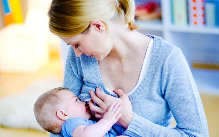 une maman allaite son bébé