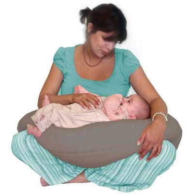 utilisation d'un coussin d'allaitement pour le bébé