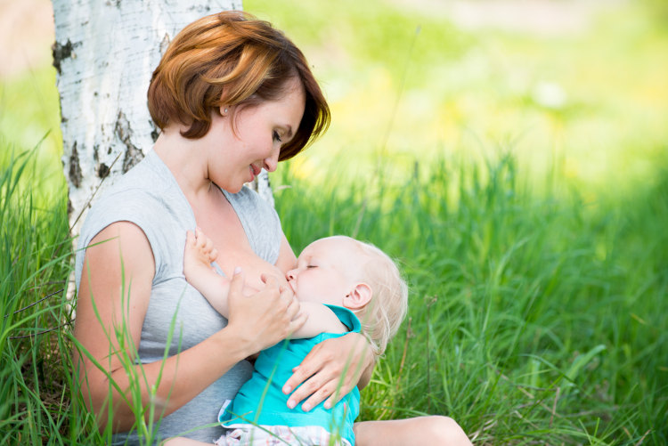 une maman allaite son bébé